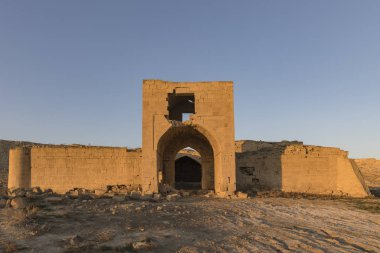 Çöldeki antik bir kervanın kalıntıları.