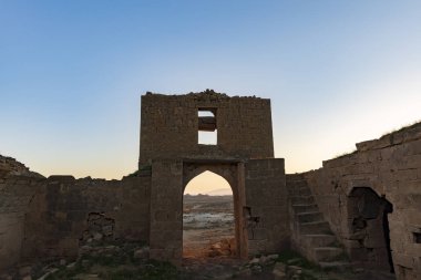 Çöldeki antik karavanseranın ana girişi.