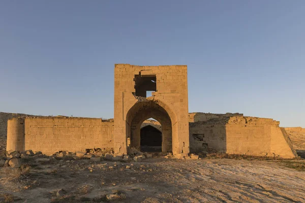 Çöldeki antik bir kervanın kalıntıları. — Stok fotoğraf