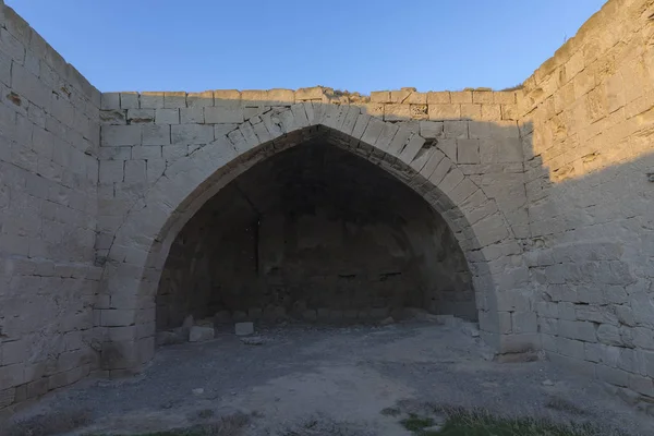 Las ruinas de un antiguo caravasar en el desierto —  Fotos de Stock