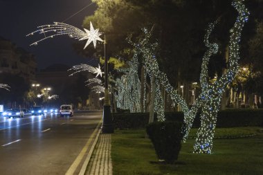Bakü Bulvarı 'ndaki ağaçlarda yeni yıl çelenkleri