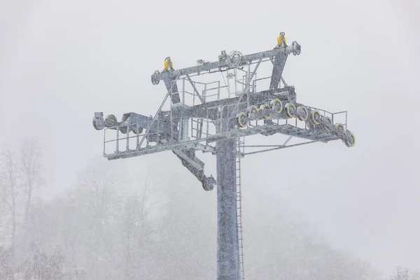 Pylône en acier et piles à rouleaux de téléphérique en cas de chute de neige — Photo