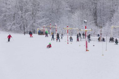 Kayakçılar dağa tırmanır.