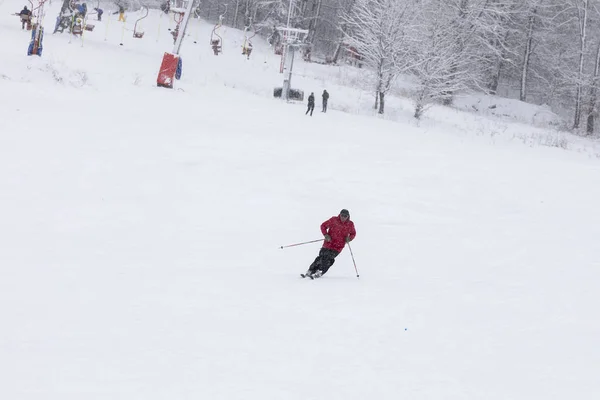 Un skieur à une vitesse descend d'un flanc de montagne — Photo