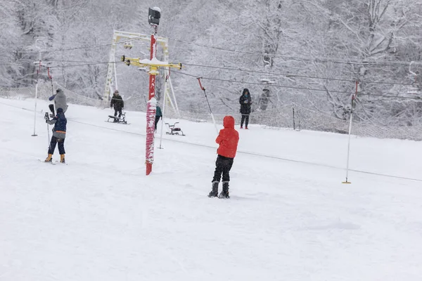 Esquiadores esquiando escalan un yugo en una montaña —  Fotos de Stock