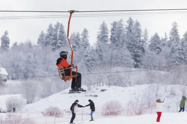 Les skieurs montent dans un téléphérique à flanc de montagne — Photo