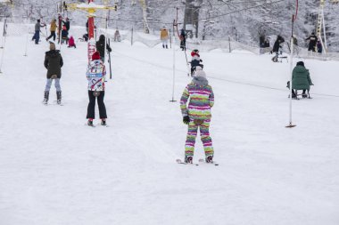 Kayakçılar dağa tırmanır.