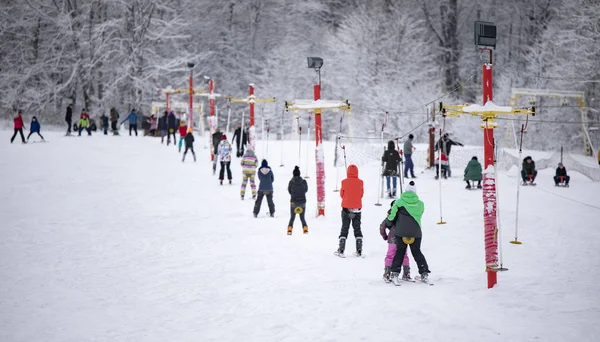 Les skieurs grimpent un joug sur une montagne — Photo