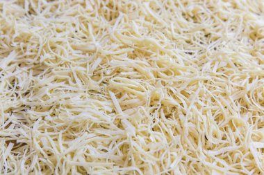 Tahta bir tepside ince ince dilimlenmiş ev yapımı erişte.