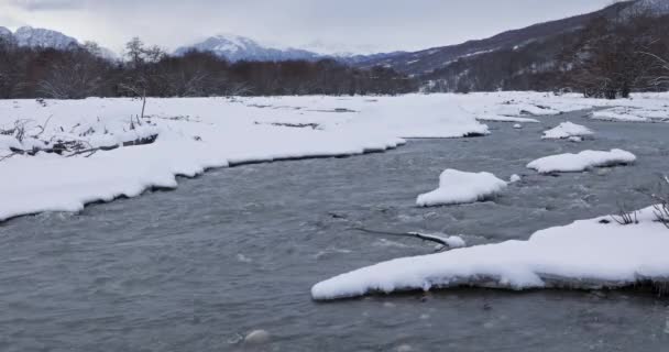 Rzeka Przechodząca Przez Górski Wąwóz Zimie — Wideo stockowe