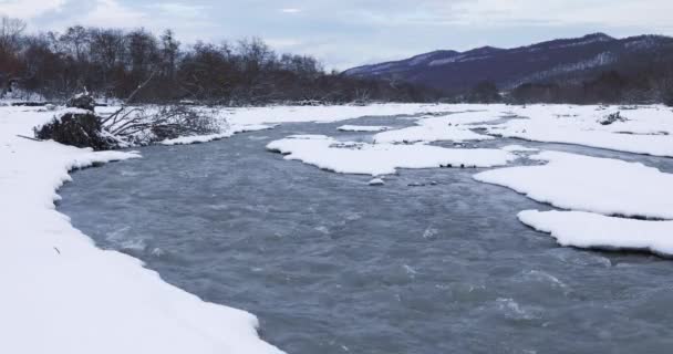 Річка Проходить Через Гірську Ущелину Взимку — стокове відео