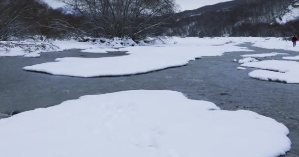 Rzeka Przechodząca Przez Górski Wąwóz Zimie — Wideo stockowe