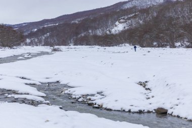 Nehir kışın bir dağ geçidinden geçer.