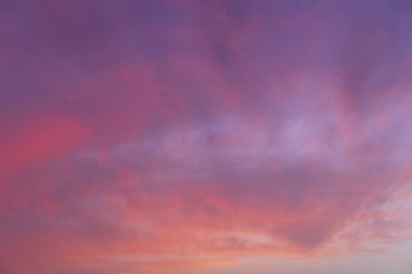 Gün batımında güzel mavi ve pembe gökyüzü