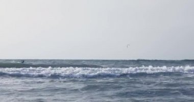 Akdeniz 'in dalgalarında yüzen sörfçüler