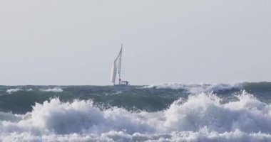 Akdeniz 'in dalgalarında yüzen sörfçüler