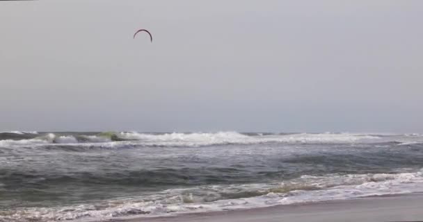 Surfers Drijven Golven Van Middellandse Zee — Stockvideo