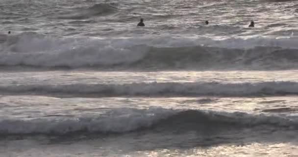 Surfer Treiben Auf Den Wellen Des Mittelmeeres — Stockvideo