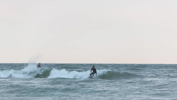 Herzliya Israele Gennaio 2020 Surfer Cavalca Onde Del Mar Mediterraneo — Foto Stock
