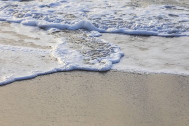 Akdeniz kıyısında deniz dalgası köpüğü