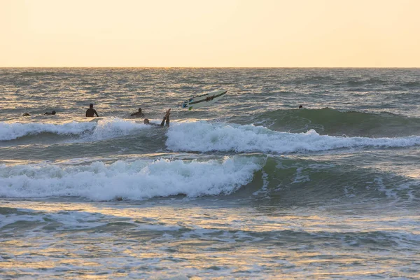 Herzliya Israele Marzo 2020 Surfisti Aspettano Onda Nel Mediterraneo — Foto Stock