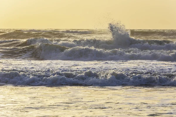 İsrail 'de Akdeniz kıyılarında fırtına