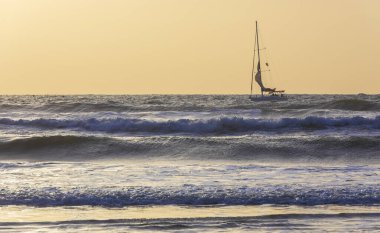 İsrail 'in Akdeniz kıyısında insanlarla dolu bir yelkenli.