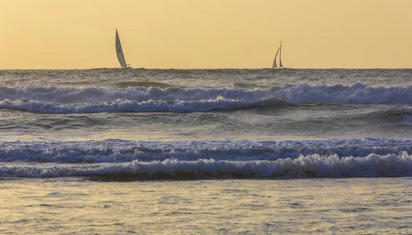 Fırtınalı Bir Denizde Yelken Açan Yelkenliler — Stok fotoğraf
