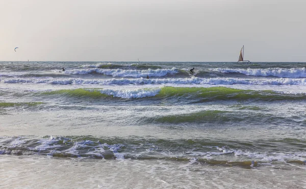 Herzliya Israel March 2020 Surfer Rides Waves Mediterranean Sea — Stok fotoğraf