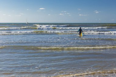 Herzliya, İsrail - 05 Mart 2020: Akdeniz kıyılarında sörfçüler sörf yapıyor