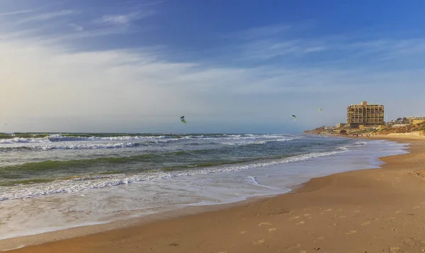 Herzliya Srail Mart 2020 Akdeniz Kıyılarında Sörfçüler Sörf Yapıyor — Stok fotoğraf