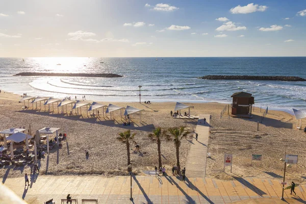 Herzliya, İsrail - 05 Mart 2020: Herzliya Sahili gün batımında