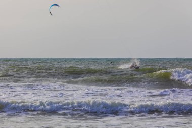 Herzliya, İsrail - 05 Mart 2020: Akdeniz kıyılarında sörfçüler sörf yapıyor