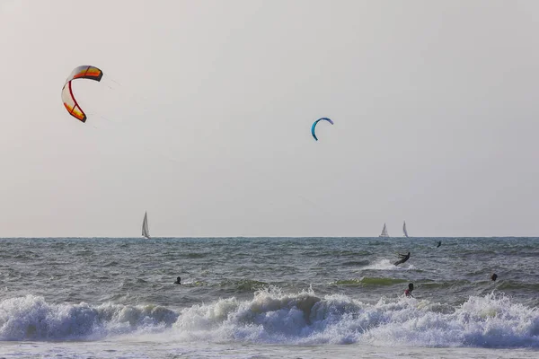 Herzliya Izrael Marca 2020 Surferzy Pływają Wybrzeżu Morza Śródziemnego — Zdjęcie stockowe