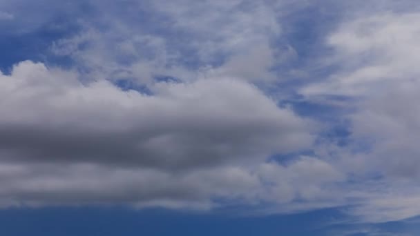 Timelapse Των Συννεφιών Που Τρέχουν Στον Γαλάζιο Ουρανό — Αρχείο Βίντεο