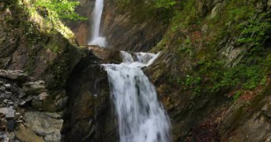 Baharda dağlarda üç aşamalı şelale.