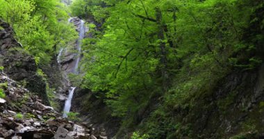 Baharda dağlarda üç aşamalı şelale.