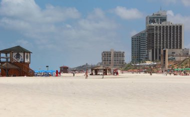 Herzliya, İsrail - 05 Ağustos 2017: Akdeniz sahillerinde yaz mevsimi