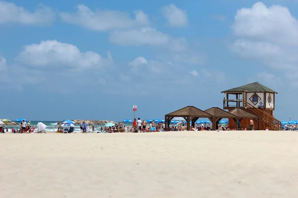 Herzliya Srail Ağustos 2017 Plaj Şemsiyeleri Güneşlik Yatakları — Stok fotoğraf