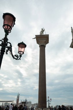 St. Mark Meydanı Heykelleri ve Venedik sonrası İtalya