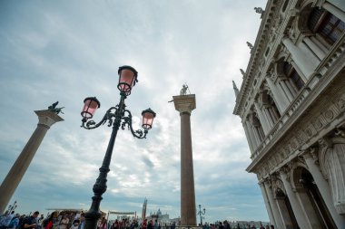 St. Mark Meydanı Heykelleri ve İtalya Kalabalığı ile Işık Postası