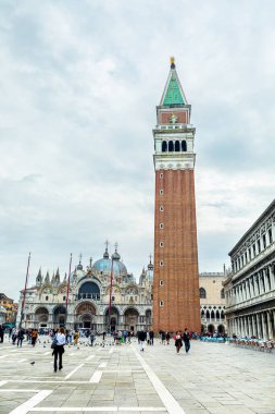 Venedik, İtalya, Avrupa. 22 Mart 2020. Ünlü St. Marks Meydanı Bell Turu 'nun fotoğrafı. Turistler ve balayındakiler için inanılmaz bir seyahat yeri. Kesinlikle nefes kesici ve güzel. İnsanlarla dolu bir meydan. 