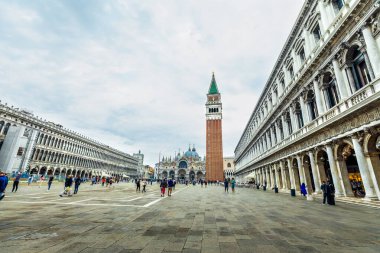 Venedik, İtalya, Avrupa. 22 Mart 2020. Ünlü St. Marks Meydanı 'nın fotoğrafı. Turistler ve balayındakiler için inanılmaz bir seyahat yeri. Kesinlikle nefes kesici ve güzel. İnsanlarla kare.