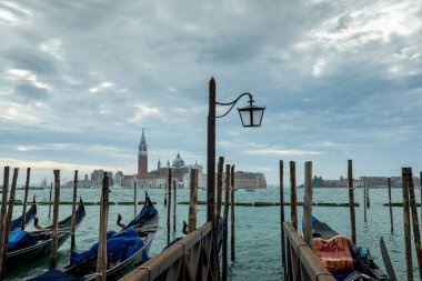 Gondol 'un fotoğrafı Venedik, İtalya kıyılarına demirli. Bulutlu bulutlu gün.
