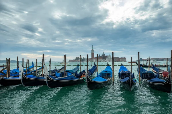 Fotografía Gondola Atracada Orilla Venecia Italia Nublado Día Nublado Rodeado — Foto de Stock