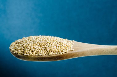 Quinoa bir kaşık, yakın çekim, adam renk