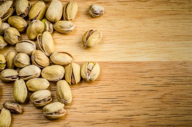 Ahşap zemin üzerine kavrulmuş ve tuzlu fıstık