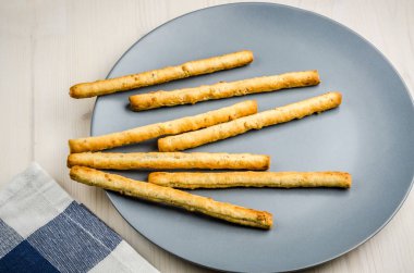 Rustik breadsticks bir tabak üzerinde ahşap masa, yakın çekim, arka plan