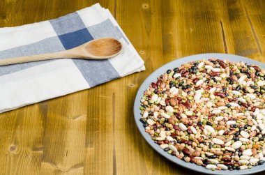 baklagiller bir tabak Wood, kaşıkla, yakın çekim, arka plan