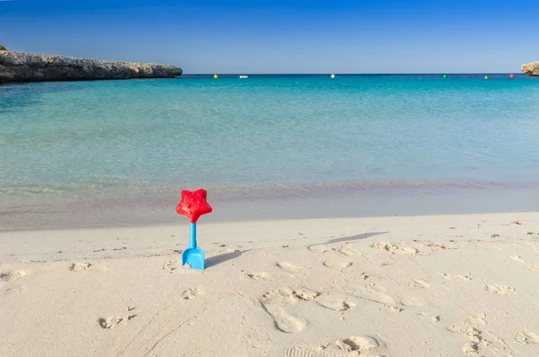 Zabawki na plaży, letni dzień, Menorca — Zdjęcie stockowe